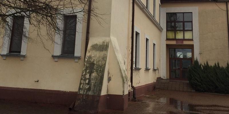 Niszczejący budynek Zakładu Opiekuńczo-Leczniczego. fot. JP - fot. 