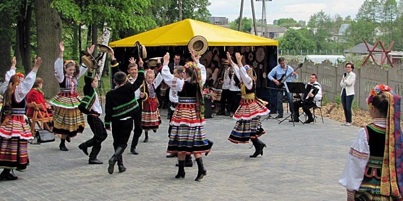 „OJRA” tańczy i śpiewa w Woli Wodyńskiej. Fot. Arch. GBP w Starych Kobiałkach - fot. 