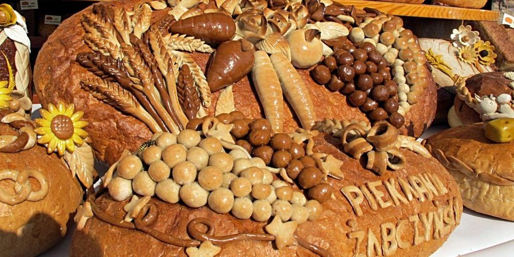 Pięknie upieczone chleby z tegorocznej maki, to dzieło garwolińskiej piekarni Państwa Żabczyńskich. Fot. PGL - fot. 