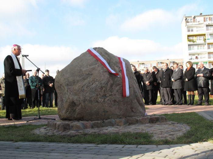 Kamień pamiątkowy sam biskup poświęcił... - fot. 