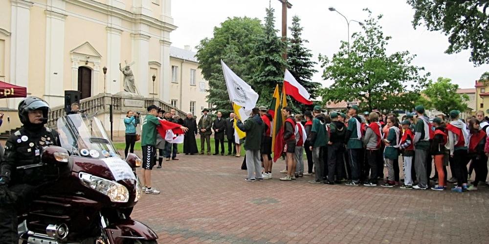 Uczestnicy Sztafety Niepodległości na Placu Narutowicza w Łukowie. Przed dwoma laty w imprezie brała udział młodzież z Wilna. Fot. PGL