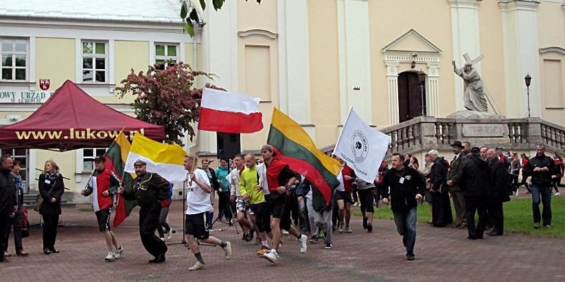 I Sztafeta Niepodległości (rok 2013) rusza z placu Gabriela Narutowicza w Łukowie. Fot. PGL - fot. 
