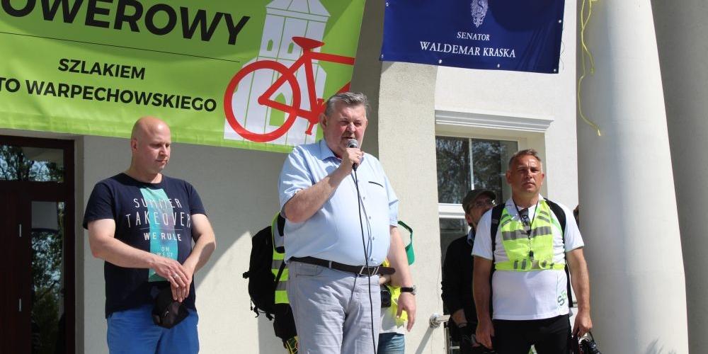 Rajd otworzył burmistrz Bogusław Karakula, wiceburmistrz Krzysztof Dąbrowski ( po lewej) wsiadł na rower