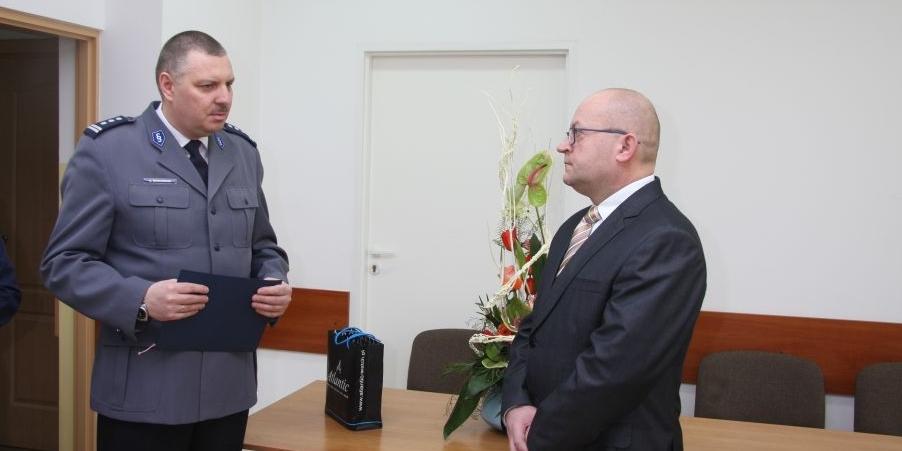 Od lewej komendant KPP Łosice Dariusz Borkowski i odchodzący na emeryturę Adam Guzek - fot. KPP Łosice