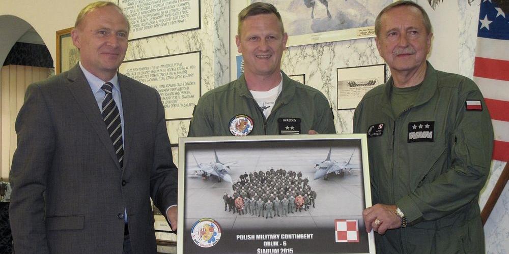 Czesław Mroczek, ppłk pilot Piotr Iwaszko i gen. pilot Lech Majewski. (fot. BoNo) - fot. 
