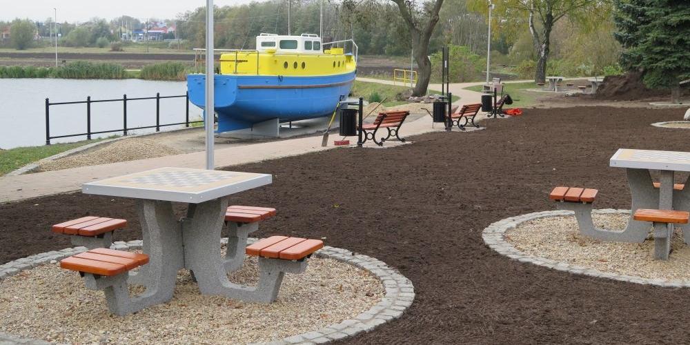 Prace nad brzegiem zalewu wciąż trwają