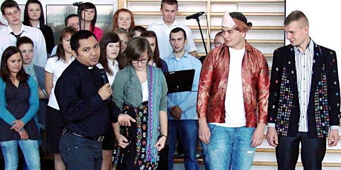 Obchody Dnia Papieskiego w ZS 2 w Łukowie były w tym roku niezwykłe, gdyż młodzież odwiedził gość z Indonezji, ks. Vincent Adi Gunawan Meka. Na zdjęciu prezentacja ubiorów noszonych w Indonezji. Fot. Arch. ZS2 Łuków - fot. 
