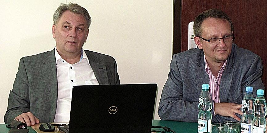 - Symbole miejskie muszą być zgodne z zasadami heraldyki - powiedział dr hab. H.
Seroka. (pierwszy z lewej) fot. PGL