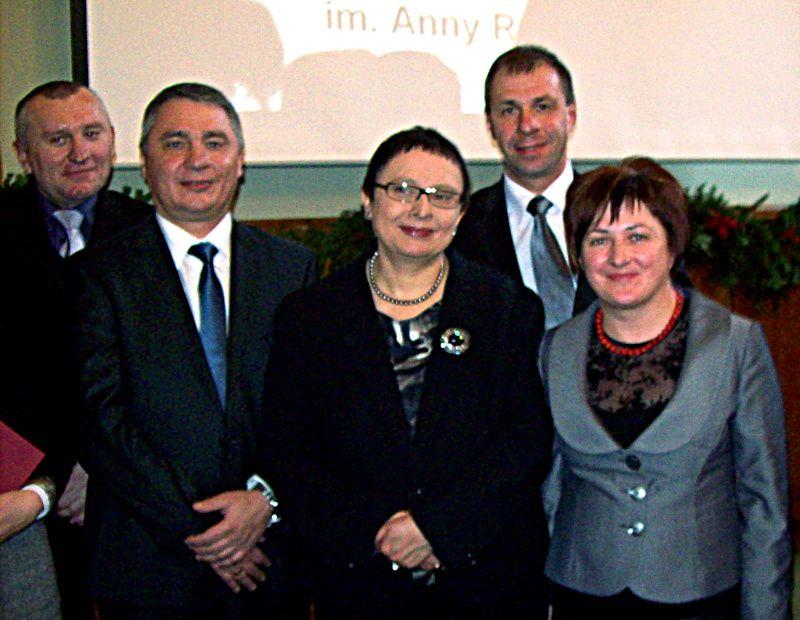 Laureaci konkursu im. Anny Radziwiłł „Szkoła Obywateli” w Ministerstwie Edukacji Narodowej. Pierwsza z prawej Jadwiga Grudzień - dyrektorka Zespołu Szkół w Zagoździu, za nią Grzegorz Rzymowski - dyrektor I LO w Łukowie. Fot. Arch. ZS w Zagoździu - fot. 