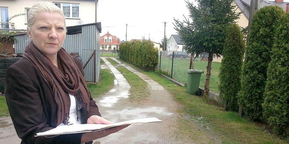 – Nie doczekałam się budowy zapowiadanej drogi, dlatego pozostaje mi przejazd przez posesję sąsiadów – mówi Jadwiga Celińska. Fot. J. Pyska - fot. 
