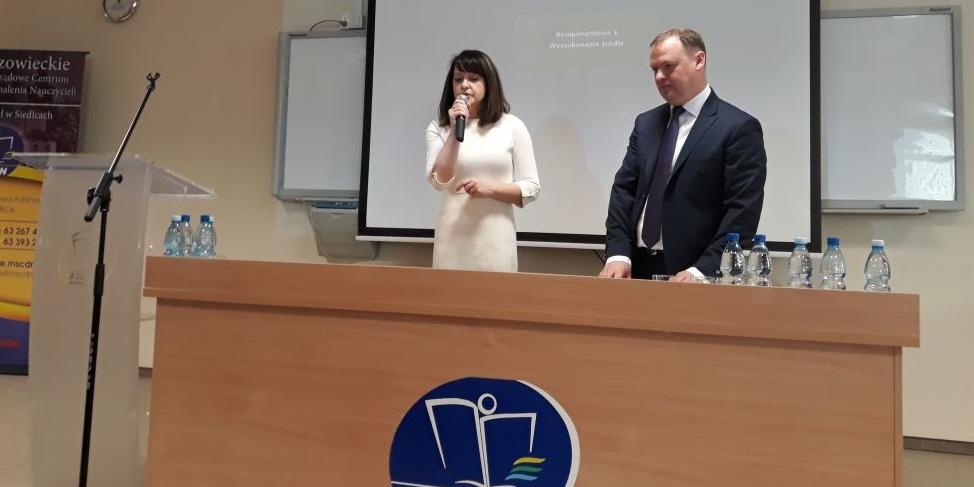 Wicemarszałek Mazowsza Janina Ewa Orzełowska i Artur Andrysiak z zarządu Agencji Rozwoju Mazowsza