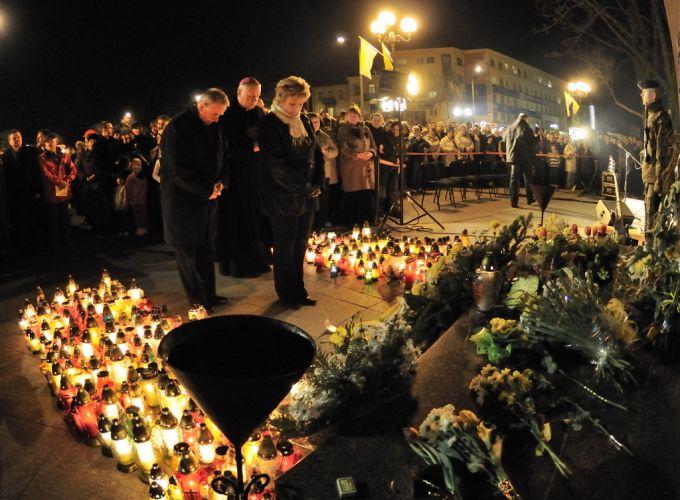 Wieczorem 2 kwietnia przed pomnikiem Ojca Świętego w Siedlcach. Na pierwszym planie od lewej stoją prezydent Siedlec, Wojciech Kudelski, bp Zbigniew Kiernikowski i wiceprezydent, Marta Sosnowska, fot. Janusz Mazurek - fot. 