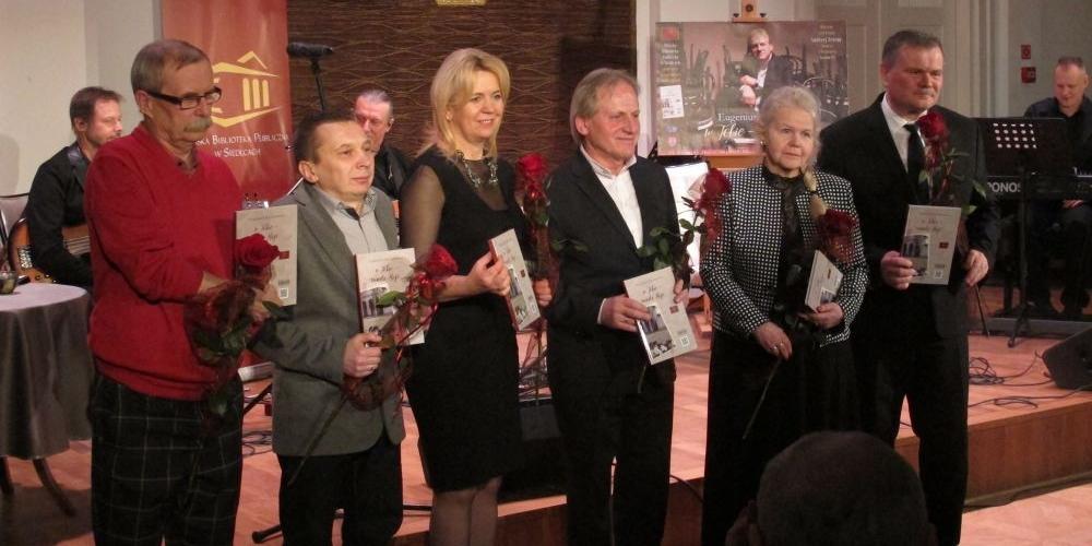 stoją od lewej: Mirosław Zdrodowski, Jarosław Kurzawa, Katarzyna Kozioł, Eugeniusz Kasjanowicz, Jadwiga Madziar i Jarosław Głowacki, fot. Aneta Abramowicz-Oleszczuk