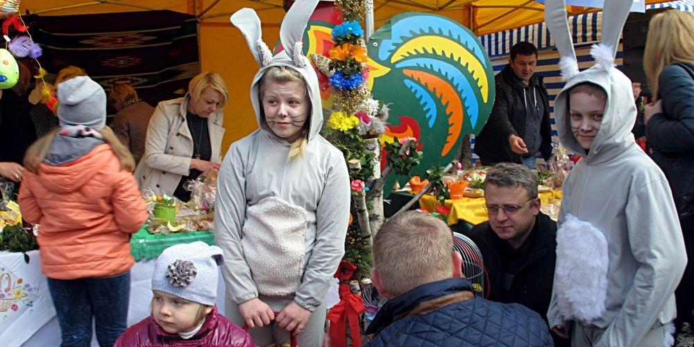 Atrakcją tegorocznego Jarmarku Wielkanocnego na Placu Solidarności i Wolności były króliki. Nie tylko takie w przebraniach, ale nawet żywe! Zapraszamy do galerii zdjęć. Fot. PGL - fot. 