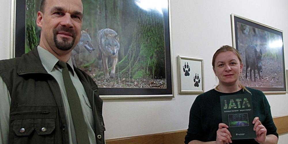 Łukowski nadleśniczy Grzegorz Uss i Karolina Barc, zajmująca się w Nadleśnictwie m.in. edukacją, prezentują nowa monografię o rezerwacie „Jata”. Fot. PGL