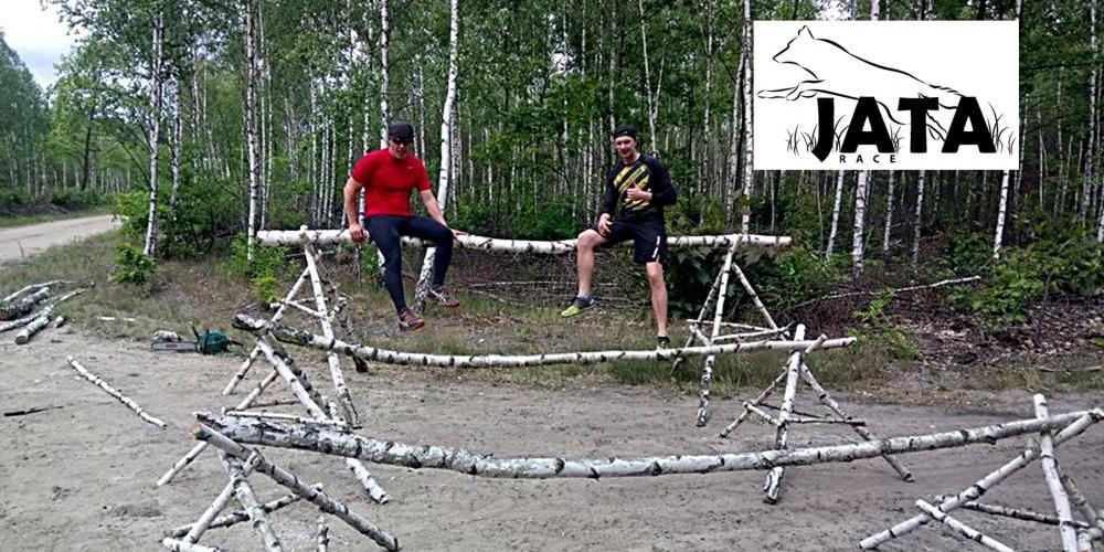 Organizatorzy biegu „Jata Race” ustawiają w lesie przeszkody, które jutro będą pokonywali uczestnicy pierwszej tego typu imprezy w powiecie łukowskim. Fot. Facebook - fot. Facebook