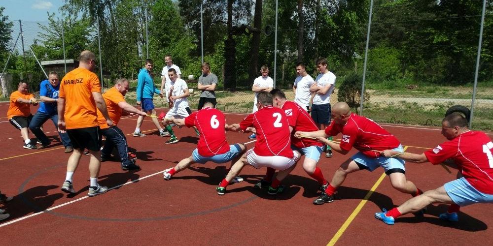 Podczas jednej z konkurencji na turnieju sportowym zorganizowanym w MOW w Jaworku. Fot. Arch. KPP w Węgrowie - fot. 