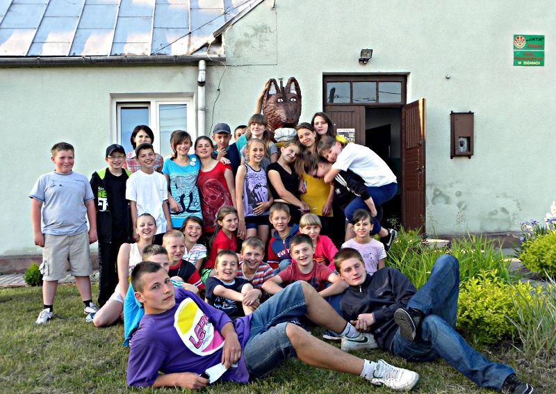 Uczestnicy rajdu przed wejściem do gościnnej bazy w Żdżarach. Fot. PGL - fot. 