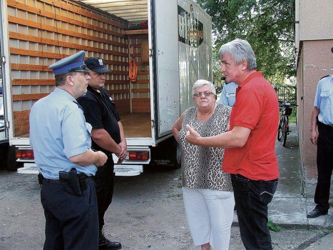 Piotr Ikonowicz (pierwszy z prawej) i Marianna Jenda (pośrodku) próbowali rozmawiać z policją.
 - fot. 