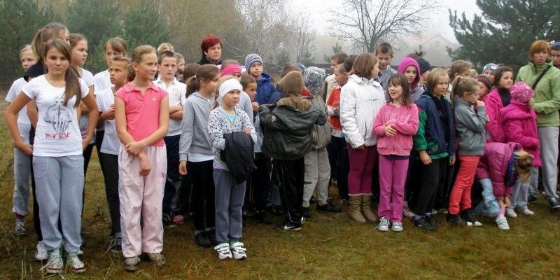W lesie nieopodal Szkoły Podstawowej w Świdrach zalega wilgotna mgła. Czas rozpoczynać Biegi Przełajowe „Jesienny liść”. Na zdjęciu młodzież z terenu gminy Łuków na starcie wraz z opiekunkami. Fot. Arch. SP w Świdrach - fot. 