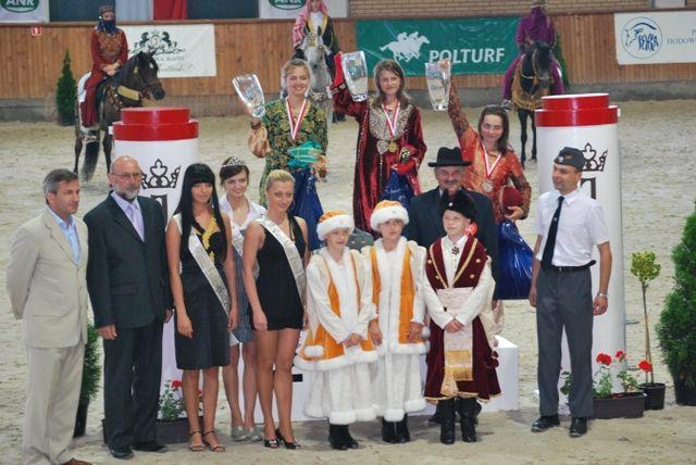 Łukowskie akcenty podczas I Mistrzostw Polski Koni Arabskich Czystej Krwi. Na zdjęciu uroczysta dekoracja z udziałem łukowskich Missek i członków Zespołu „Kropelki Rosy”. Fot. Arch. OSiR - fot. 