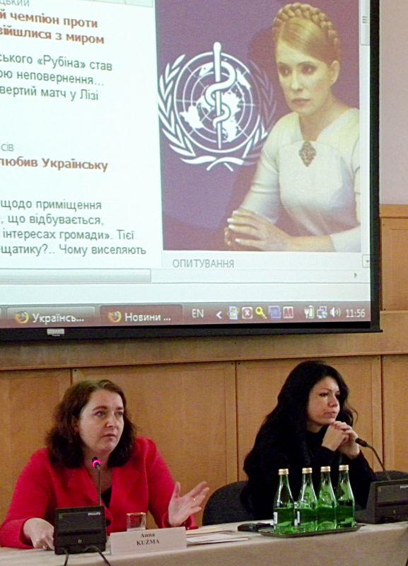 – Na Ukrainie zmarło na świńską grypę kilkanaście osób – stwierdziła na konferencji w Centrum Europejskim Natolin Anna Kużma z Polskiego Radia  (z lewej strony). Na zdjęciu po prawej stronie siedzi Viktoria Siumar, dziennikarka „Ukraińskiej Prawdy”. Fot.  - fot. 