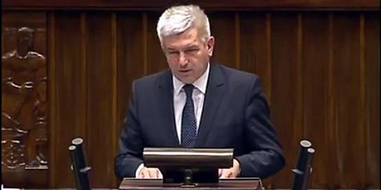 Poseł Krzysztof Głuchowski przemawia w Sejmie. Fot. Klatka z filmu na YT - fot. 