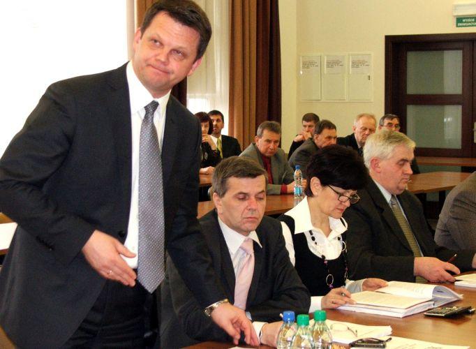 Starosta łukowski, Longin Kajka, wyjaśnia na sesji Rady Powiatu stanowisko Zarządu Powiatu w sprawie mandatu radnego Zbigniewa Gajdy. Fot. PGL - fot. 