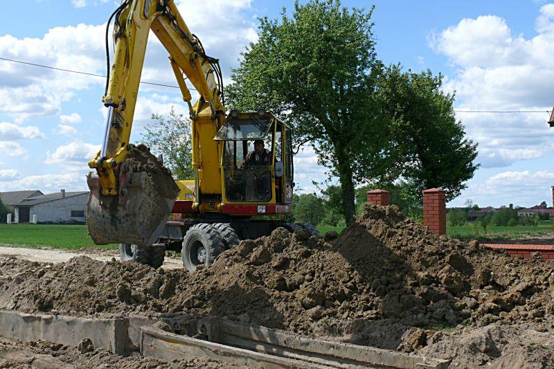 Wykopki w Krzywdzie? Nie! Trwa budowa kanalizacji sanitarnej. Fot. Arch. UG Krzywda - fot. 