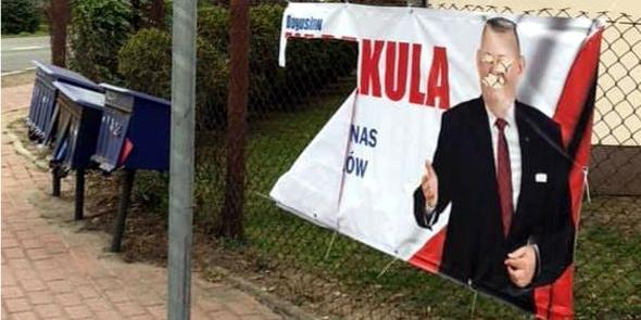 Zniszczony baner jednego z kandydujących na fotel burmistrza. Fot. Arch. pryw. - fot. arch. pryw.
