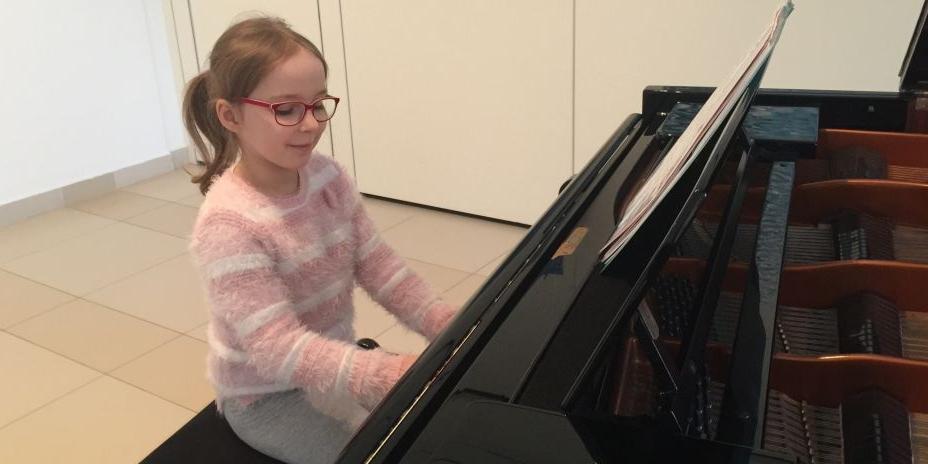 Kasia Bochaj, 8- letnia uczennica muzycznego działającego w SOK.