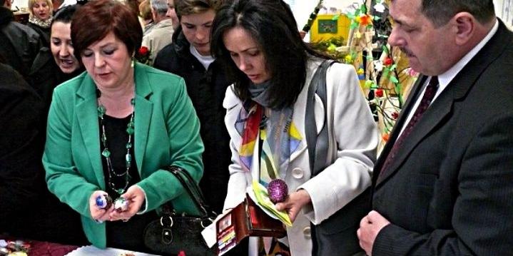 Klienteli na kiermaszu w Anielinie nie brakowało. Pierwszy z prawej - Jerzy Kedra, wójt gminy Krzywda. Fot. Arch. UG Krzywda - fot. 