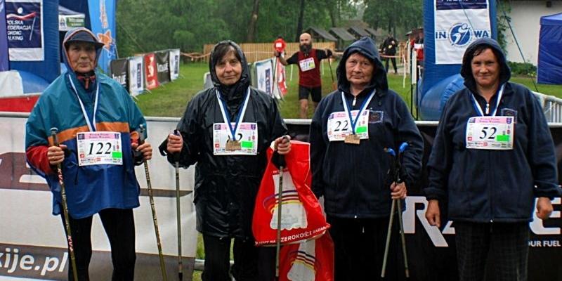 Łukowianie na zawodach nordic walking w Kolbuszowej nie dawali się nawet kiepskiej pogodzie. Fot. Arch. ŁSR - fot. 