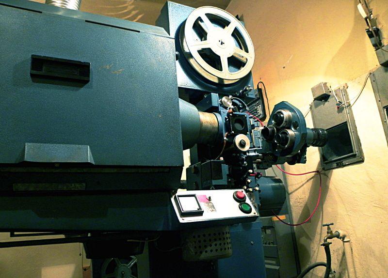 Projektor filmowy z kina „Oaza” w Łukowie pamięta czasy, gdy zamiast żarówek łukowych instalowano w nim elektrody wyładowcze. Fot. PGL - fot. 