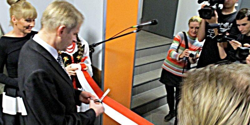 Kino Łuków już oficjalnie otwarte! Na zdjęciu wstęgę przecina burmistrz D. Szustek. Fot. PGL - fot. 
