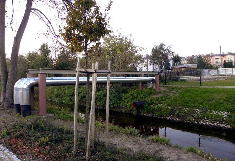 Na konstrukcji podtrzymującej rurę ciepłowniczą ma być zbudowana kładka, którą na skróty będzie można przejść do centrum miasta. Fot. PGL - fot. 