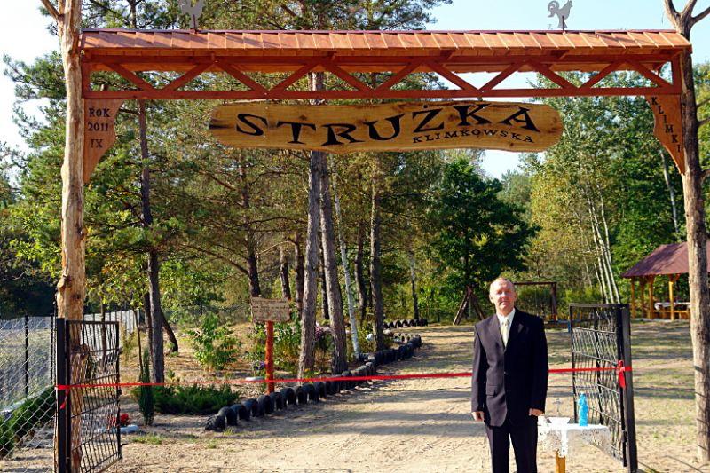 Krzysztof Kędziora, sołtys Klimek, przed obiektem rekreacyjnym o wdzięcznej nazwie „Strużka Klimkowska”. Fot. Arch. UG Łuków - fot. 
