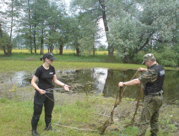 Sprzęt kłusowników, zabezpieczony przez funkcjonariuszy Państwowej Straży Rybackiej, ulegnie przepadkowi. Fot. KPP Węgrów - fot. 