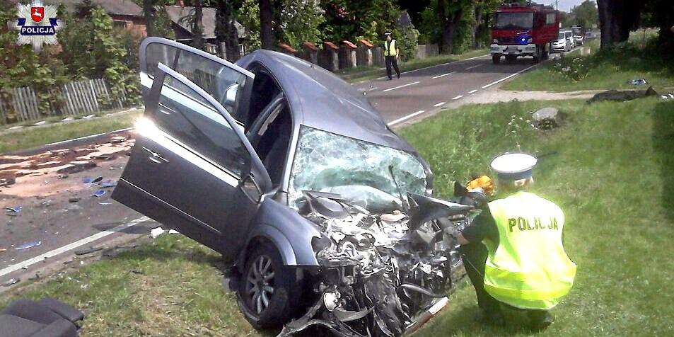 Opel astra rozbity podczas czołowego zderzenia w Starych Kobiałkach. W aucie zginął 11-letni chłopiec. Jego 56-letni ojciec w stanie krytycznym trafił do szpitala. Fot. Arch. KPP w Łukowie - fot. 