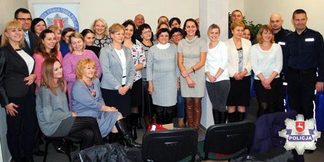 Absolwentki i prowadzący zajęcia podczas zakończenia 14 edycji łukowskiego programu „Kobieta Bezpieczna” w świetlicy OSiR-u w Łukowie. Fot. KPP - fot. 