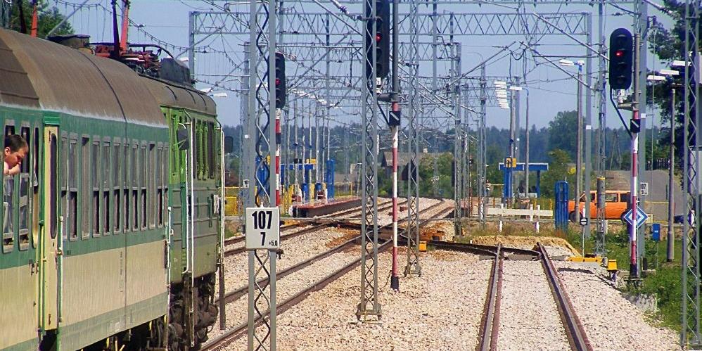 Na torach nieopodal dworcowego peronu w Łukowie został dziś przez SOK-istów zatrzymany niedoszły samobójca. Fot. PGL