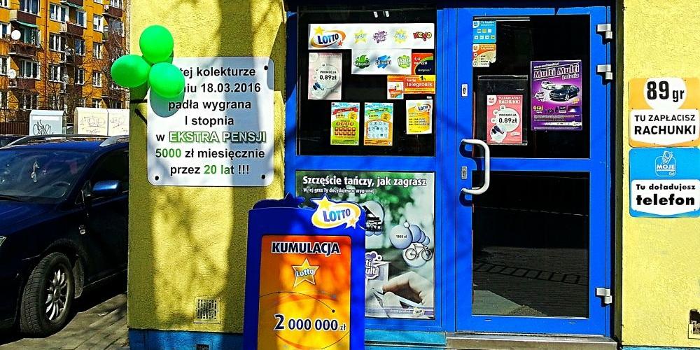 Kolekturę Totolotka, w której padł w Łukowie szczęśliwy los tak oto sympatyczn9ie przyozdobiono. Fot. PGL - fot. 