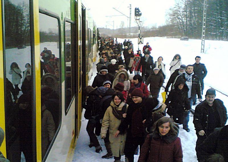 Pasażerowie brną przez śnieżne zaspy.  Fot. KK - fot. 