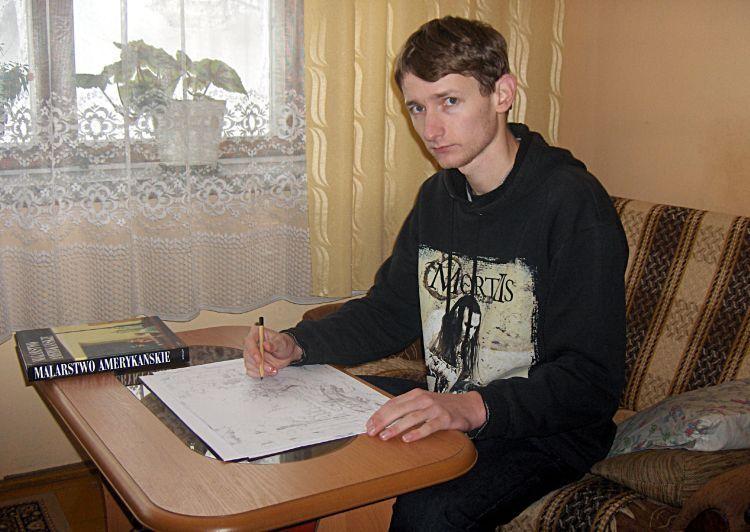 Autor komiksowych rysunków, Zbyszek Kołodziej ze Stoczka Łukowskiego zajmuje się też innymi dziedzinami plastycznymi. Fot. PGL - fot. 