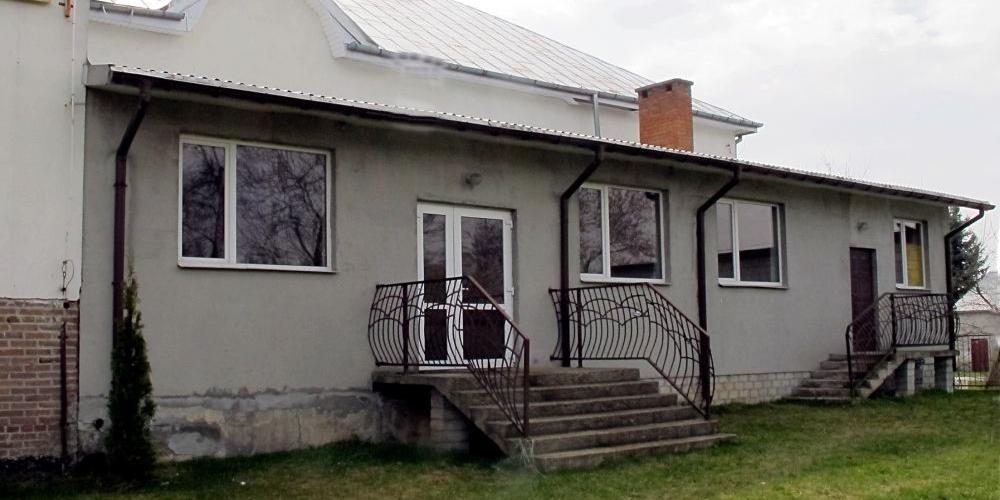 Parterowy pawilon dobudowany przez wójta gminy Trzebieszów do istniejącego kompleksu budynków w Trzebieszowie, zamiast magazynkiem sprzętu OSP stał się bezprawnie „salą kominkową”. Fot. PGL - fot. 