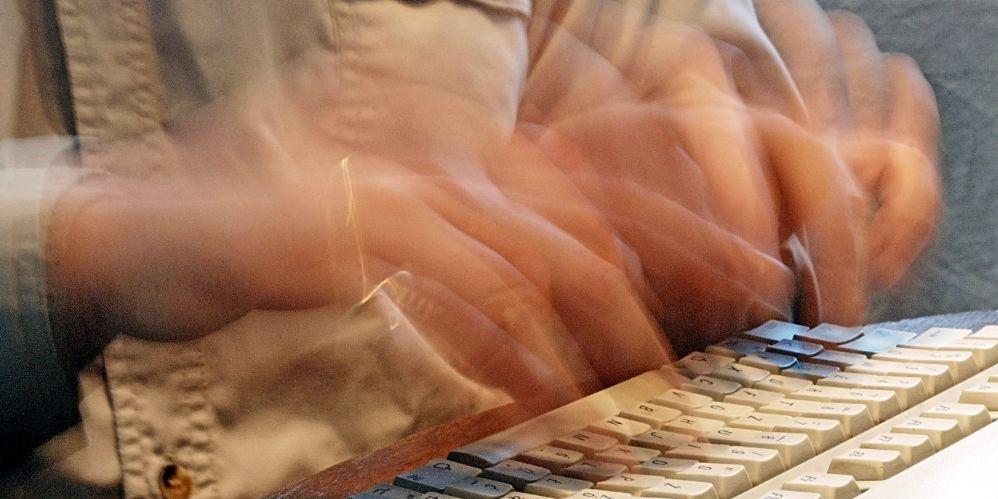Internet, komputer, nowoczesne technologie i świat wirtualny. To może uzależniać. Fot. freeimages.com - fot. 