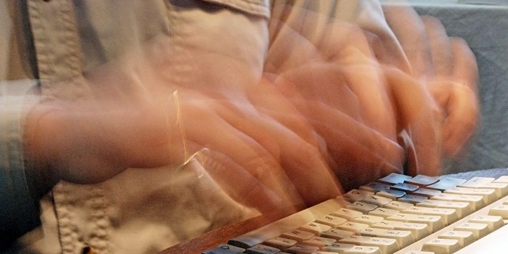 Haker włamał się na cudzy profil na portalu społecznościowym. Czeka go rozprawa przed sądem. Zdjęcie poglądowe. Fot. freeimages.com - fot. 