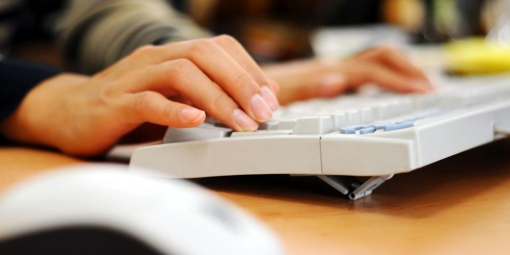 Gimnazjalisci z Zagoździa uczą sie rozpoznawać internetowy hejt. Fot. freeimages.com - fot. 