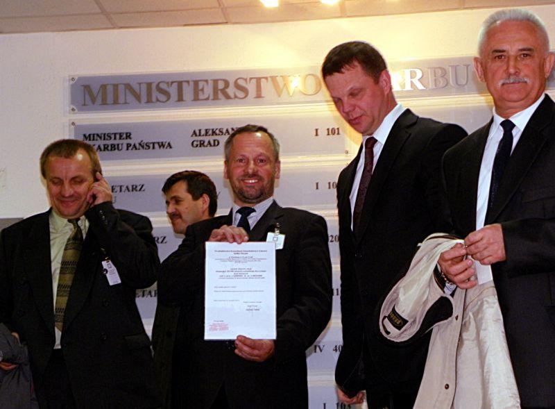Na zdjęciu od lewej: Henryk Tymosz - członek Zarządu Powiatu, Janusz Strus - naczelnik Wydziału Komunikacji Starostwa, Wiesław Grudzień - przewodniczący Rady Powiatu, Longin Kajka - starosta łukowski i Bogusław Jazurek - wiceprzewodniczący Rady Powiatu.  - fot. 