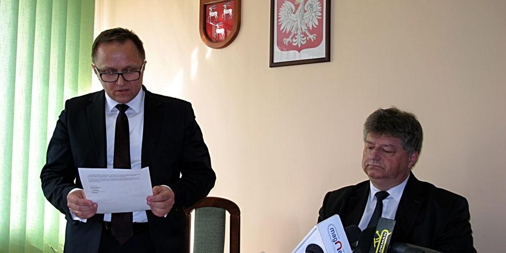 Wicestarosta W. Wolski (stoi) i starosta J. Kozioł na konferencji prasowej w sprawie afery narkotykowej w Zespole Szkół nr 3 w Łukowie. Fot. PGL - fot. 